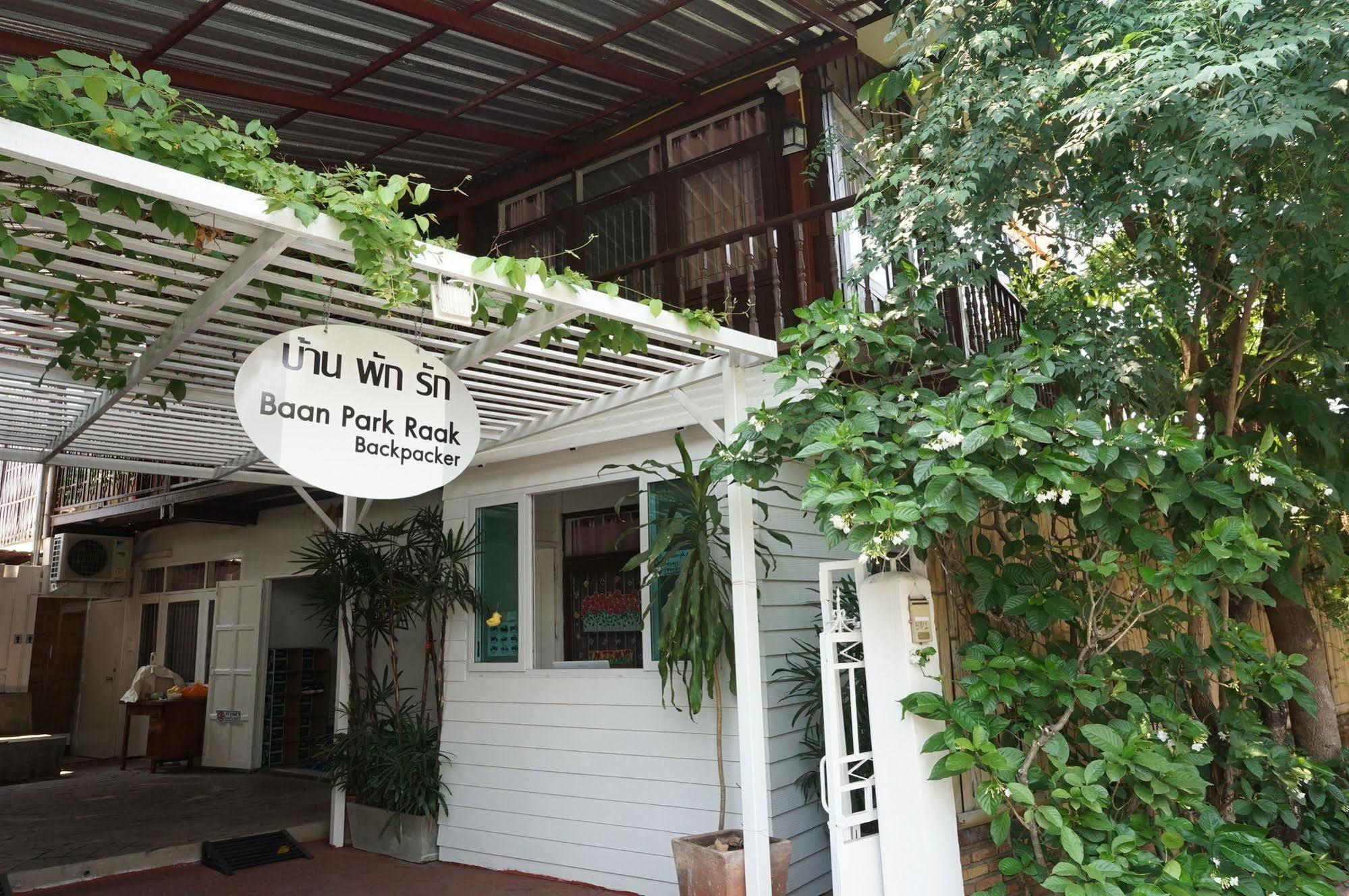 Baan Park Raak Backpacker Hostel Chiang Mai Exteriör bild