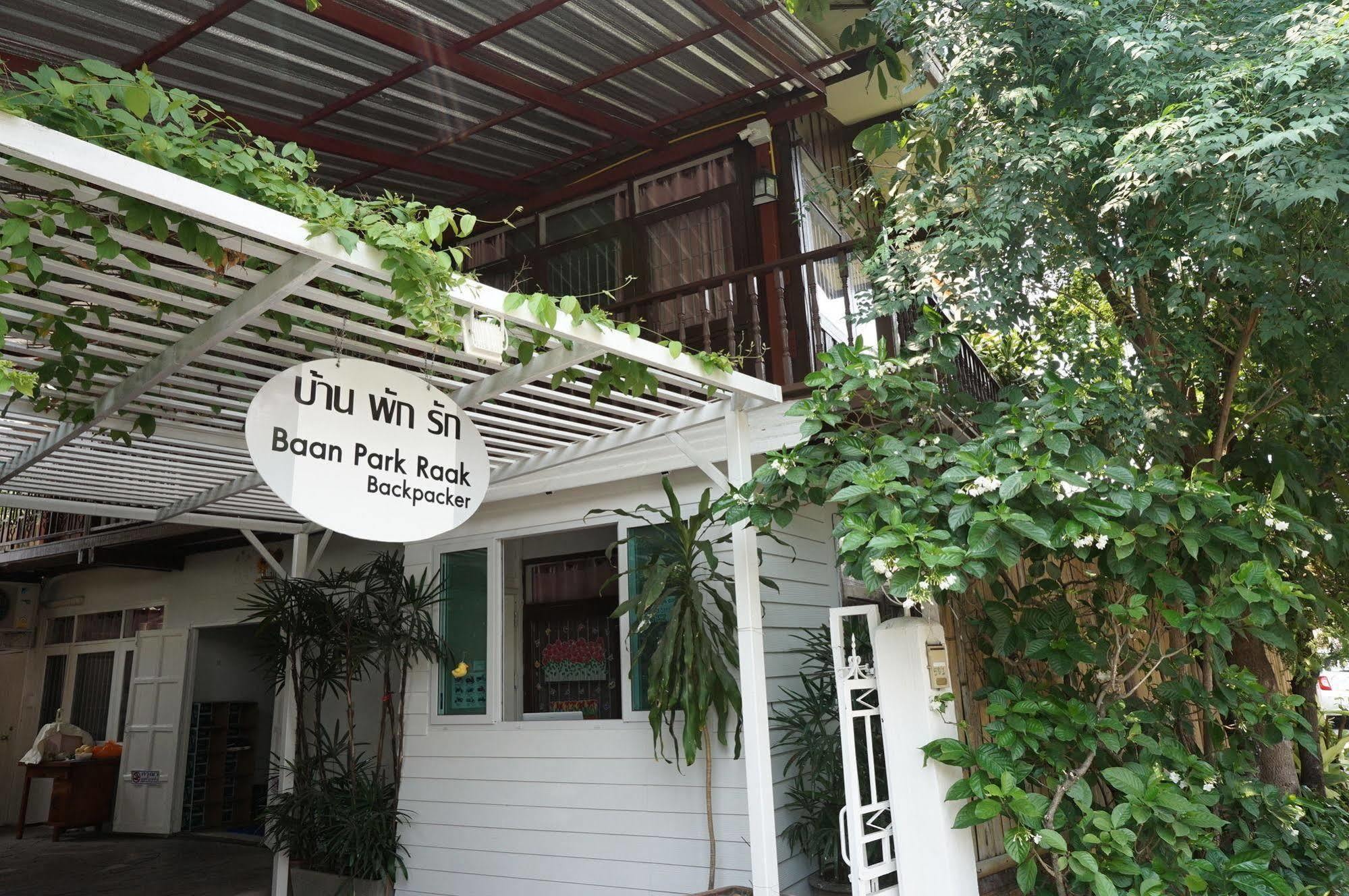 Baan Park Raak Backpacker Hostel Chiang Mai Exteriör bild