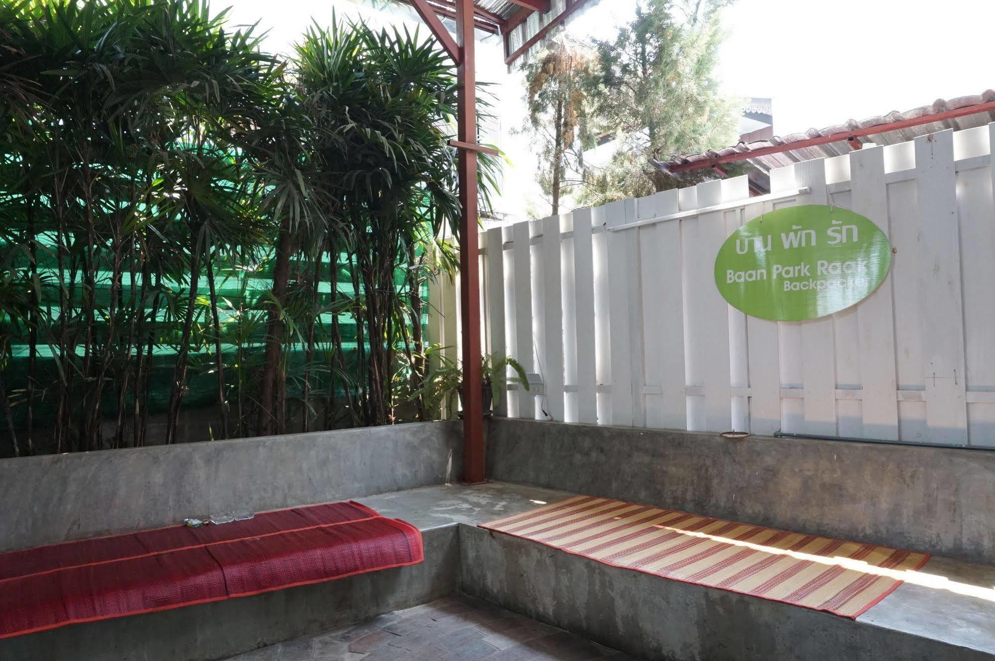 Baan Park Raak Backpacker Hostel Chiang Mai Exteriör bild