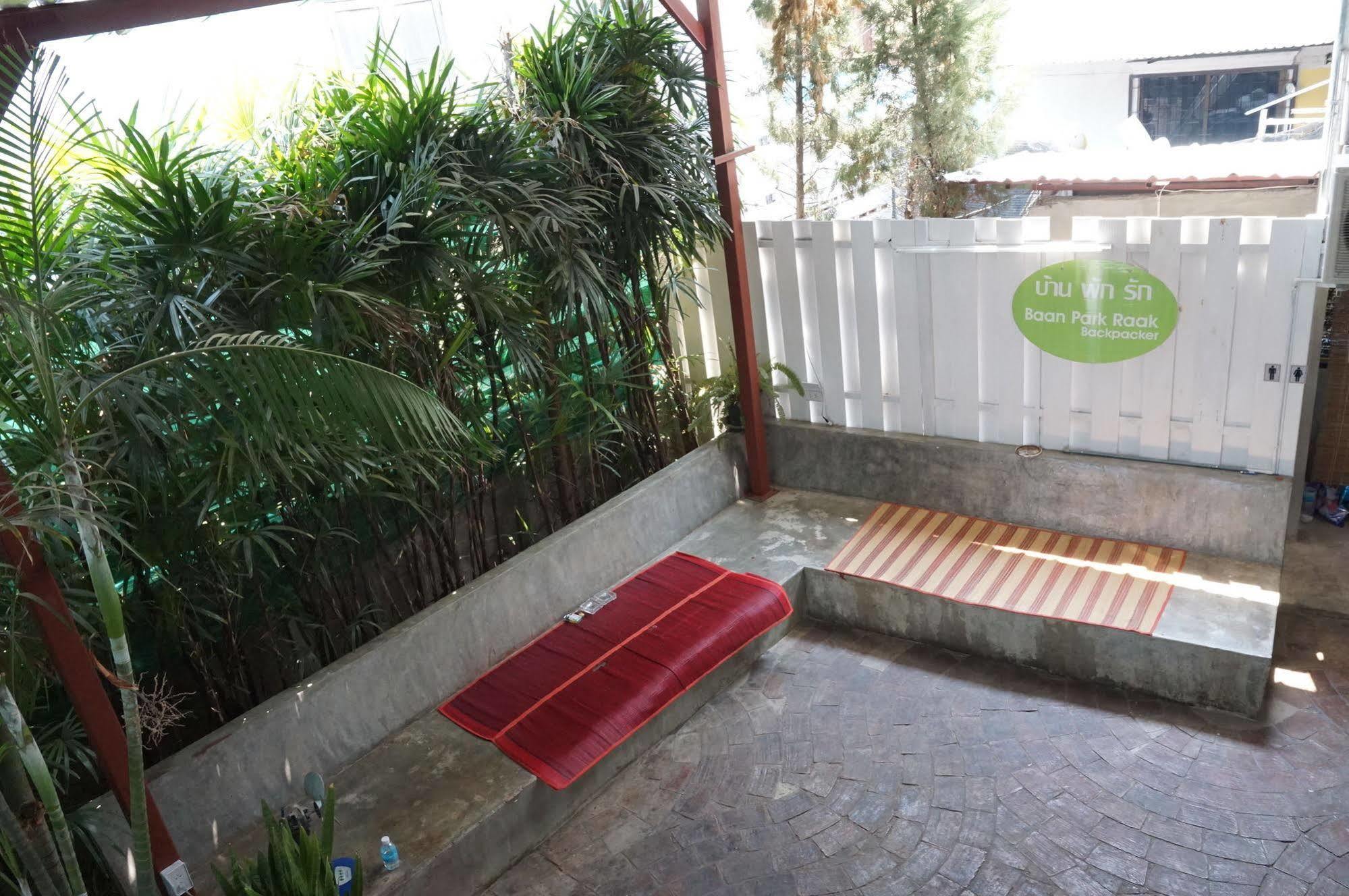 Baan Park Raak Backpacker Hostel Chiang Mai Exteriör bild