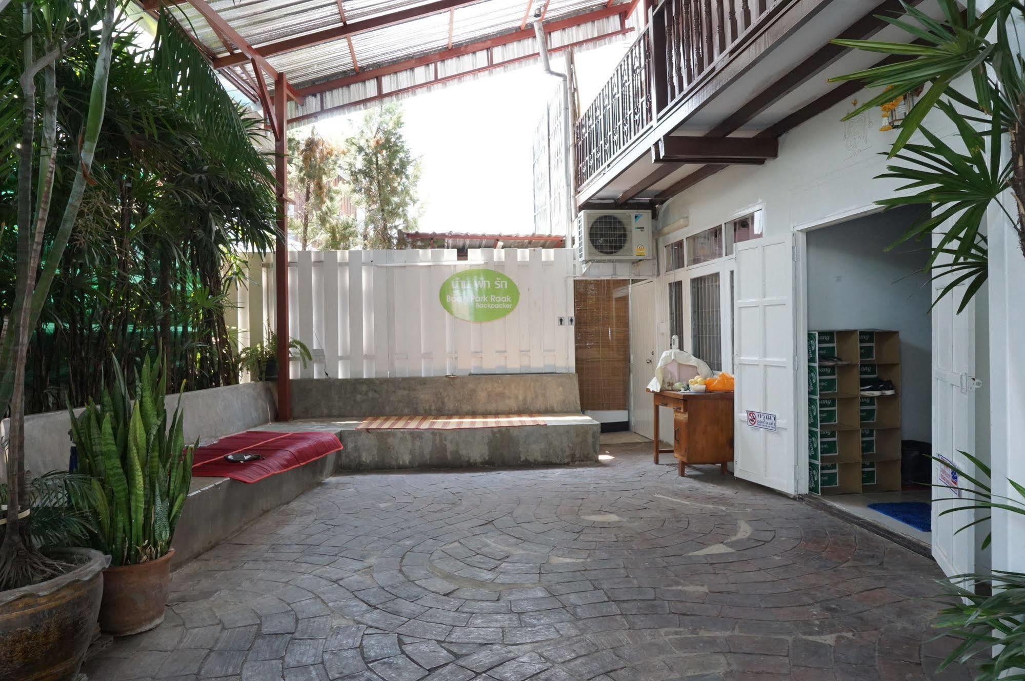 Baan Park Raak Backpacker Hostel Chiang Mai Exteriör bild