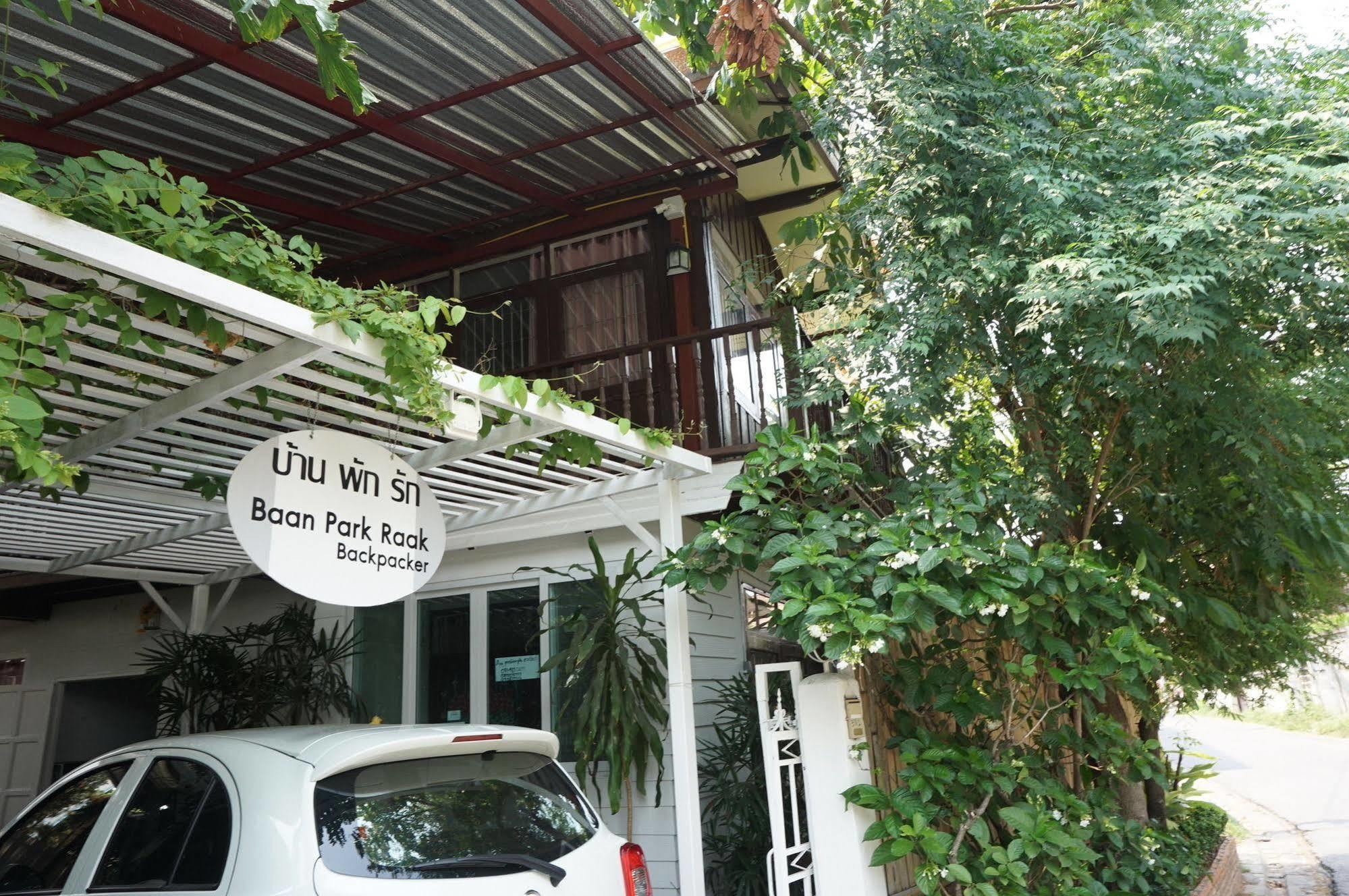Baan Park Raak Backpacker Hostel Chiang Mai Exteriör bild