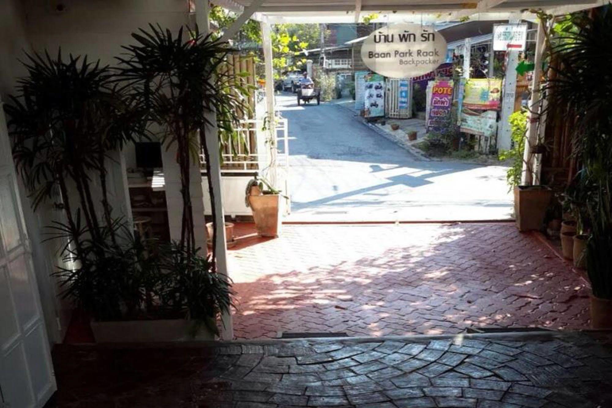 Baan Park Raak Backpacker Hostel Chiang Mai Exteriör bild